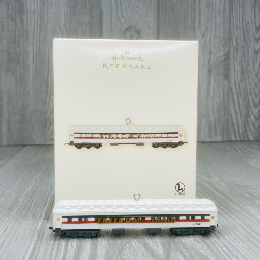 Hallmark Christmas Ornament 2007 Freedom Train Sleeper Lionel train collection